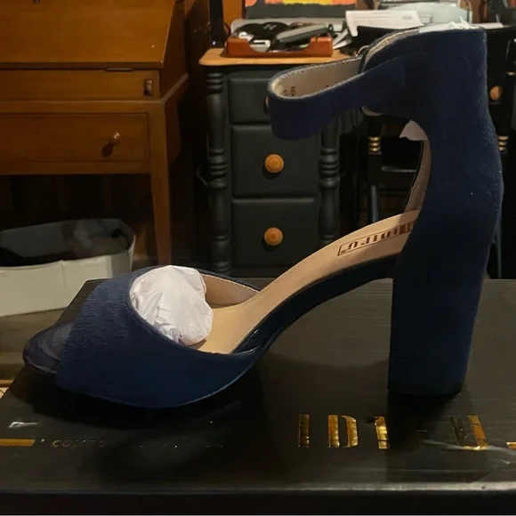 Women’s Heels- Size 6. Navy Blue - Picture 2 of 2